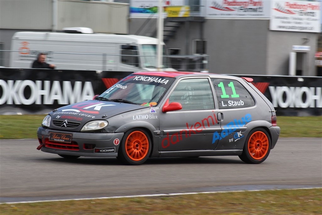 Lukas Staub bliver hurtigere og hurtigere for hver kilometer han kører i bilen. Det er trods alt ikke meget mere end 1 måned siden at den 16 årige kører sad i en bil for første gang.
(Foto: JJ Media)